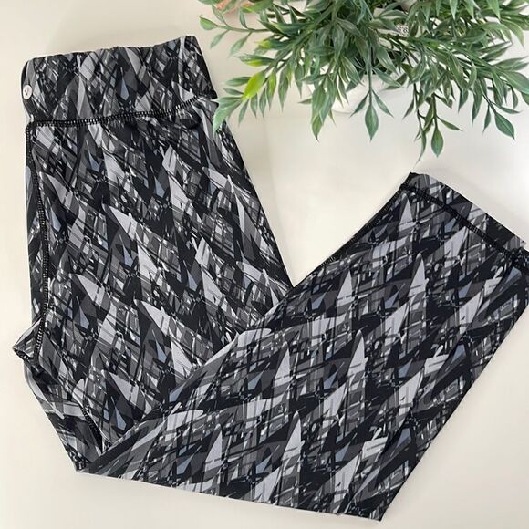 Velocity Capri athletic leggings.  Size Large. - Picture 1 of 4